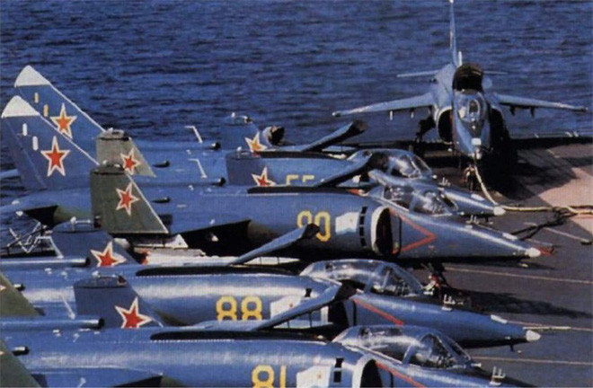 Các thông số còn lại của tiêm kích hạm có khả năng cất hạ cánh thẳng đứng Yak-38 của Liên Xô bao gồm tốc độ tối đa 1.050 km/h, bán kính chiến đấu khoảng 500 - 600 km, trần bay 11.000 m, vận tốc leo cao 4.500 m/phút.