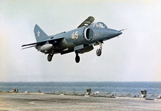 Bên cạnh đó máy bay còn tùy chọn vũ khí khác là 2 tên lửa chống tàu tầm ngắn Kh-23 (tầm bắn 10 km); tên lửa đối không tầm ngắn R-60 (tầm bắn 8 km).