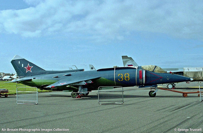 Yak-38 là chiếc tiêm kích được Liên Xô đưa vào trang bị năm 1976, điểm đặc biệt nhất trên mẫu máy bay này đó là nó có khả năng cất hạ cánh thẳng đứng như trực thăng, rất giống với chiếc Harrier của Mỹ.