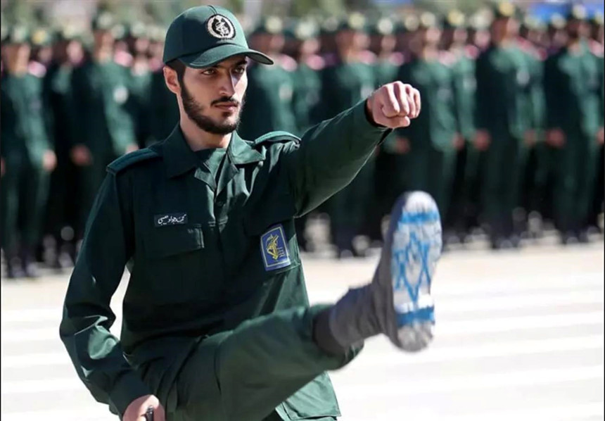 Cơ quan Năng lượng Nguyên tử Quốc tế (IAEA) đến nay cho biết Tehran đang tuân thủ thỏa thuận hạt nhân năm 2015, ngay cả sau khi chính quyền Trump rút khỏi thỏa thuận vào năm ngoái. Trong ảnh, sĩ quan Vệ binh Cách mạng Iran, với cờ Israel vẽ trên đế giày, tham dự buổi lễ tốt nghiệp học viện quân sự, ở Tehran, Iran. Ảnh: Reuters.