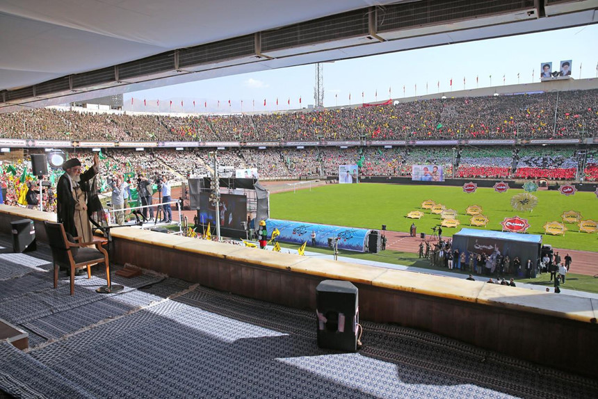 Chiến tranh Iran-Iraq cũng sản sinh ra một lực lượng bán quân sự khác - dân quân tình nguyện Basij. Nhóm dân quân sau đó đã được hợp nhất vào IRGC và hiện phục vụ như một lực lượng phụ trợ, được đào tạo dự bị để huy động. Trong ảnh, Lãnh đạo tối cao Iran Ayatollah Ali Khamenei gặp gỡ hàng chục nghìn thành viên Basij tại sân vận động Azadi (Tehran) tháng 10/2018. Ảnh: AFP.