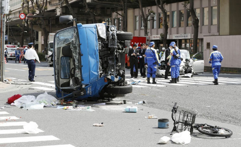 Kinh hoang xe dien dam nguoi di bo o Tokyo-Hinh-3