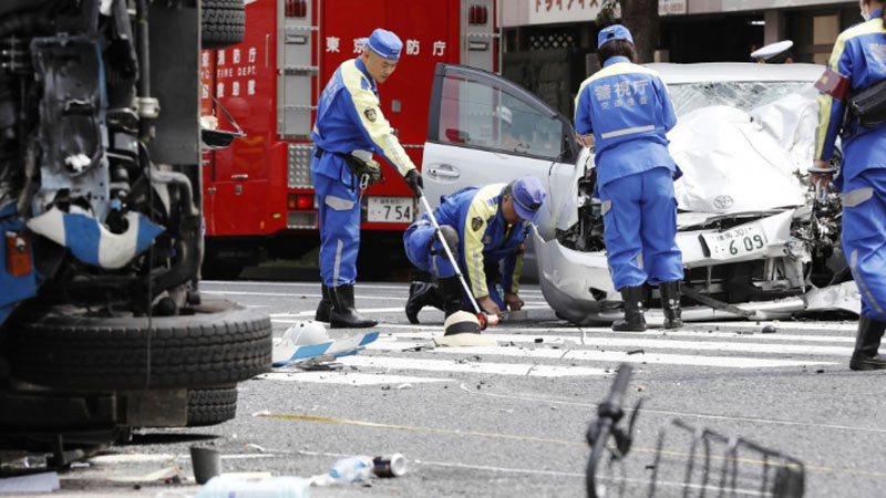 Kinh hoang xe dien dam nguoi di bo o Tokyo