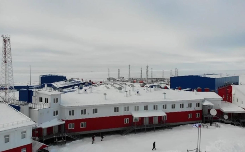 Căn cứ được xây dựng theo kiểu khu phức hợp hình ba lá khép kín, gồm trung tâm điều hành, khu nhà ở, nhà kho chứa vũ khí, thực phẩm. Nhân viên làm việc tại đây có thể di chuyển dễ dàng giữa các tòa nhà mà không phải đối mặt với thời tiết khắc nghiệt, trừ khi họ làm nhiệm vụ ngoài trời.