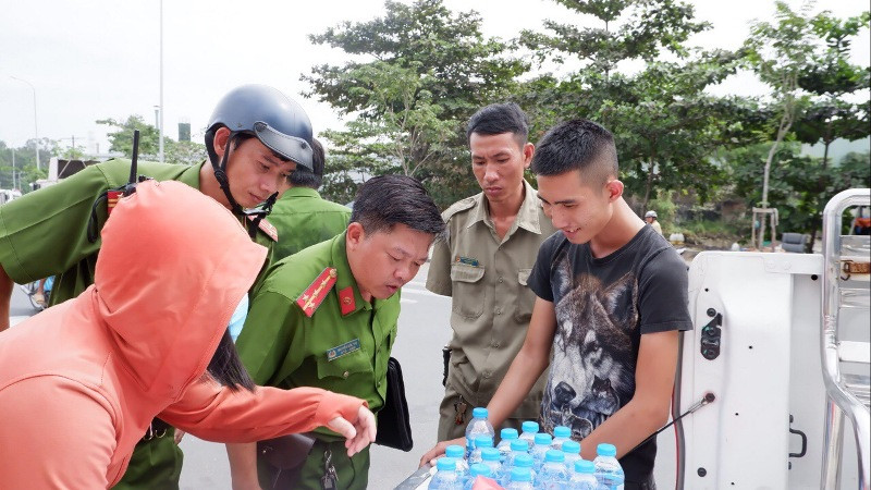 Có 18 trường hợp tài xế bị kiểm tra, test nhanh nước tiểu và cơ quan chức năng đã phát hiện 3 tài xế dương tính với ma túy (2 tài xế dương tính với heroin, người còn lại dương tính với ma túy đá). Đồng thời, công an còn phát hiện một tài xế container sử dụng giấy phép lái xe giả. 