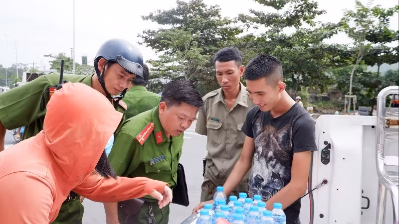 Có 18 trường hợp tài xế bị kiểm tra, test nhanh nước tiểu và cơ quan chức năng đã phát hiện 3 tài xế dương tính với ma túy (2 tài xế dương tính với heroin, người còn lại dương tính với ma túy đá). Đồng thời, công an còn phát hiện một tài xế container sử dụng giấy phép lái xe giả. 