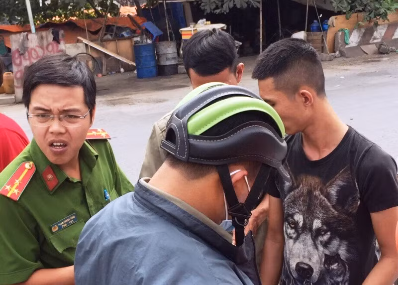 Đưa những tài xế vi phạm về trụ sở công an để tiếp tục lập hồ sơ xử lý.