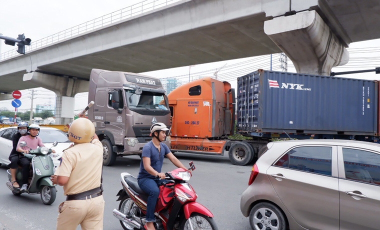 UBND phường Trường Thọ đã chỉ đạo Công an phường tham mưu, xây dựng kế hoạch để kiểm tra hành chính, ma túy…đối với các tài xế xe tải, nhất là tài xế lái xe đầu kéo container trong khu vực cụm cảng. 