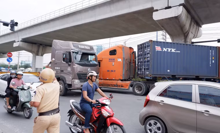 UBND phường Trường Thọ đã chỉ đạo Công an phường tham mưu, xây dựng kế hoạch để kiểm tra hành chính, ma túy…đối với các tài xế xe tải, nhất là tài xế lái xe đầu kéo container trong khu vực cụm cảng. 