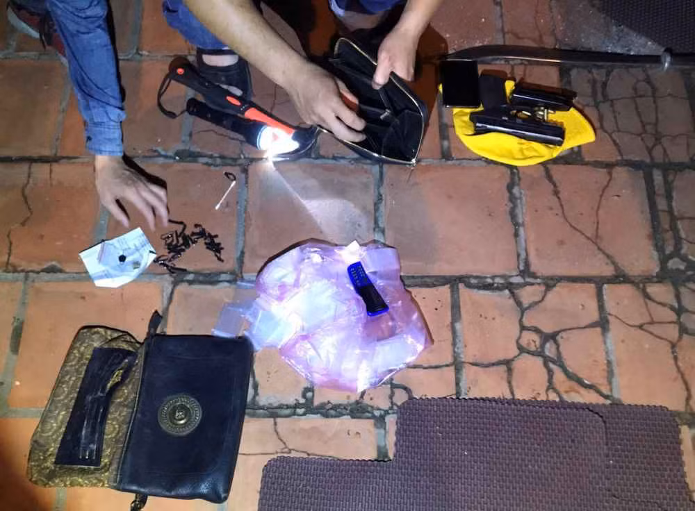 Video: Canh sat chan bat o to cho ma tuy va vu khi “nong“-Hinh-4