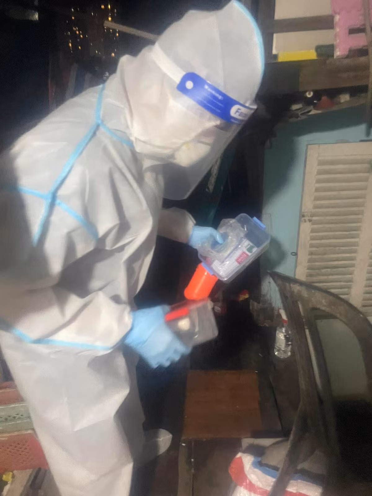 Bac si quan y khuyen cao: Khong de F0 dieu tri tai nha dien tich nho, dong nguoi-Hinh-3