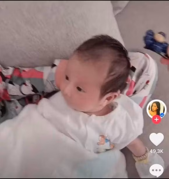 Loạt ảnh đáng yêu về con gái 4 tháng tuổi của Jack và Thiên An - Hình 3 Loat anh dang yeu ve con gai 4 thang tuoi cua Jack va Thien An-Hinh-3