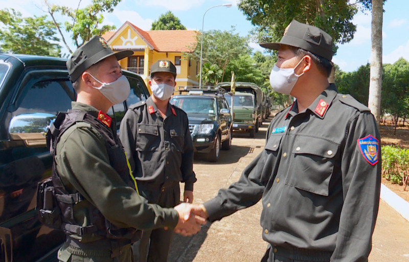 Trước đó, từ ngày 15/5 đến 25/6, Trung đoàn CSCĐ Trung Bộ đã điều động 120 cán bộ, chiến sĩ tăng cường Công an tỉnh Thừa Thiên Huế bảo đảm an ninh trật tự và phòng, chống dịch. Trong hơn 1 tháng, đơn vị đã phối hợp xử lý 1.088 trường hợp vi phạm giao thông; phát hiện 9 trường hợp trốn khai báo y tế; 1 vụ vận chuyển hàng hóa không có hóa đơn (trị giá khoảng 50 triệu đồng); 5 vụ tàng trữ trái phép chất ma túy, bắt giữ 8 đối tượng, thu nhiều tang vật là ma túy, phương tiện và vũ khí thô sơ. Ảnh: BCA