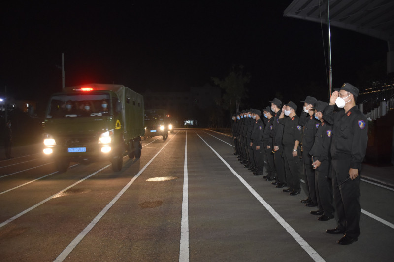 250 cán bộ, chiến sĩ Cảnh sát cơ động đóng quân tại tỉnh Quảng Nam đã trang bị đầy đủ công cụ hỗ trợ hành quân ngay trong đêm 21/8, vượt qua 1.000km và dự kiến có mặt tại Công an tỉnh Bình Dương trong ngày 22/8 để bắt tay ngay vào nhiệm vụ chống dịch hiện đang rất cấp bách tại đây. Ảnh: BCA 