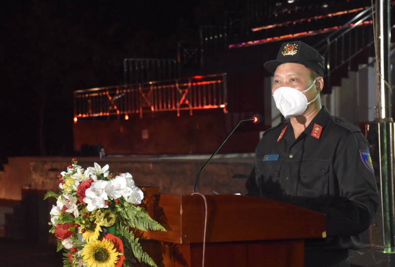 Tại lễ xuất quân trước đó, Trung tá Thái Doãn Bằng, Trung đoàn trưởng Trung đoàn CSCĐ Trung Bộ, nhấn mạnh: CBCS xác định đây là nhiệm vụ quan trọng mà mỗi người lính CSCĐ vinh dự, tự hào được thực hiện trong thời điểm đặc biệt này, từ đó phát huy truyền thống, tinh thần trách nhiệm, góp phần cùng các lực lượng đẩy lùi, khống chế dịch bệnh COVID-19, đảm bảo cuộc sống bình yên và hạnh phúc của nhân dân... Ảnh: BCA