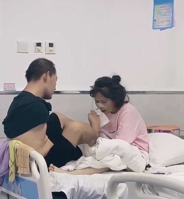 Nghen ngao canh chong khong co tay, dung chan cham soc vo nam vien