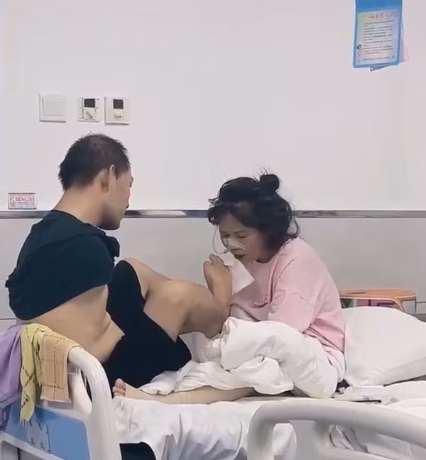 Nghẹn ngào cảnh chồng không có tay, dùng chân chăm sóc vợ nằm viện Nghen ngao canh chong khong co tay, dung chan cham soc vo nam vien