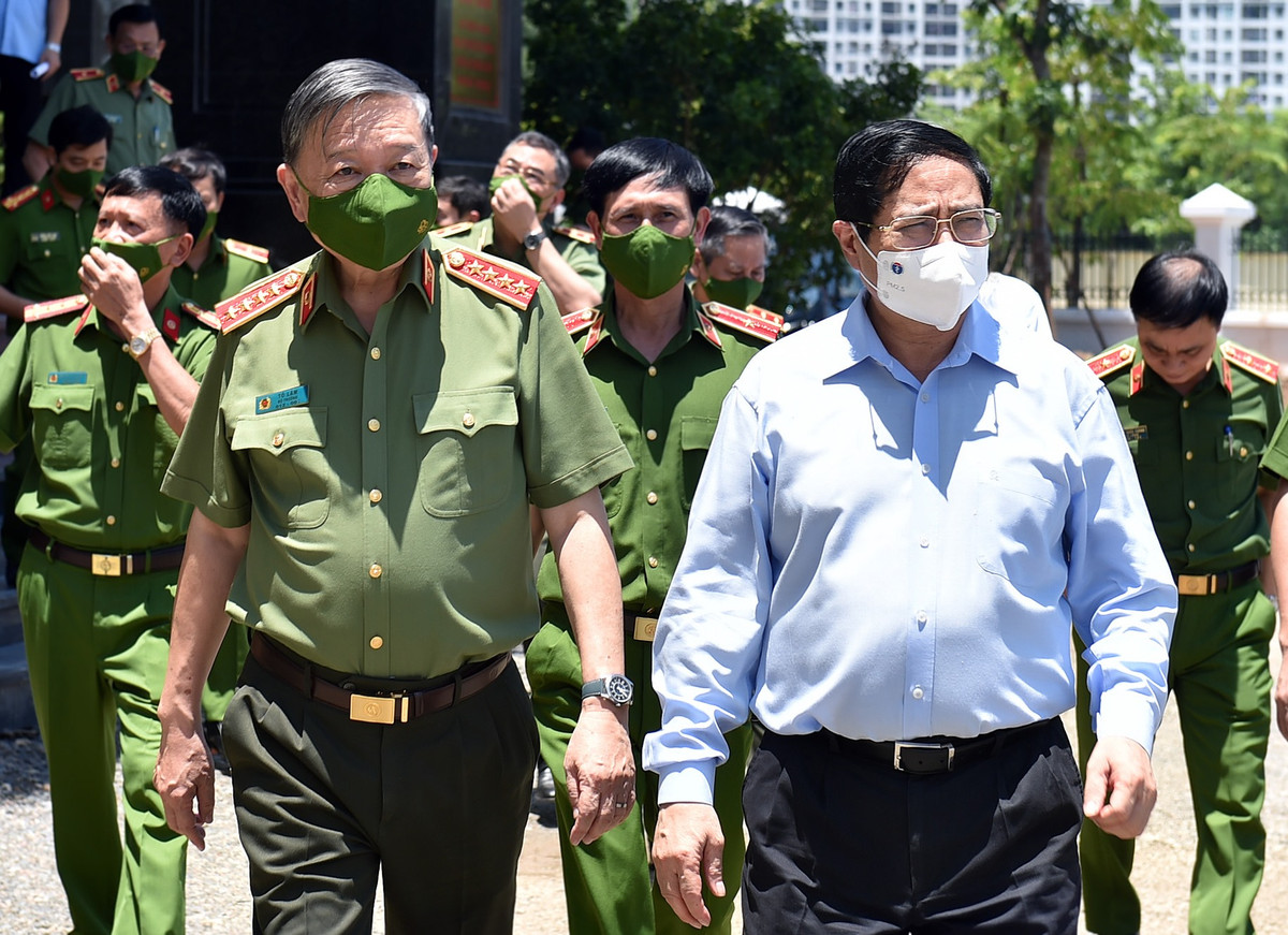 Thủ tướng Chính phủ quyết định thành lập 8 Tiểu ban, gồm: Y tế; An ninh trật tự; An sinh xã hội; Tài chính hậu cần; Sản xuất, lưu thông hàng hóa; Vận động và huy động xã hội; Dân vận; Truyền thông. Đồng thời quyết định cũng quy định cụ thể chức năng, nhiệm vụ của Ban Chỉ đạo và các Tiểu ban.