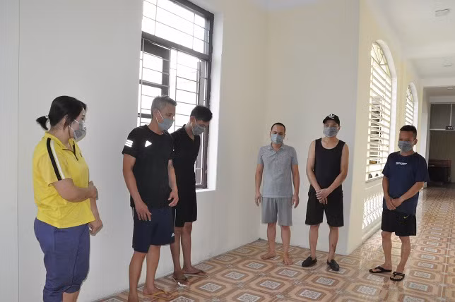 Mang vong hoa uy hiep doi no o Hai Duong, 6 doi tuong bi khoi to-Hinh-2
