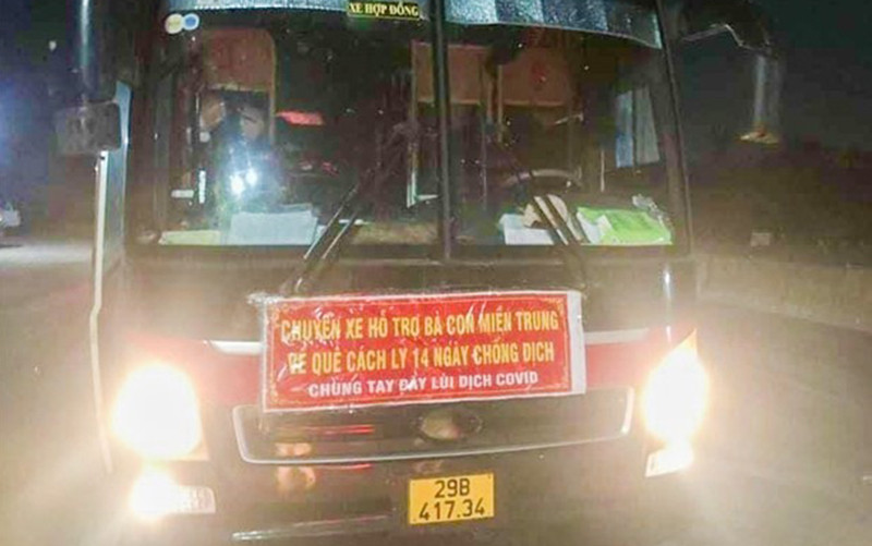 Bắt hai ô tô khách chở chui 48 người từ vùng dịch về quê. Khoảng 21h30 tối 21/8, tổ CSGT CA tỉnh Quảng Binh làm nhiệm vụ tại chốt COVID-19 số 1, xã Sen Thủy, Lệ Thủy đã phát hiện xe khách 29B- 417.34, trên xe có 39 người. Lái xe khách khai xe xuất phát từ TP HCM và đón khách các tỉnh phía nam chở “chui” về quê. Trước đó,chiều 20/8, tại chốt trên, CSGT cũng phát hiện xe khách 60B- 056.70 chở “chui” 12 hành khách từ các tỉnh phía nam về huyện Minh Hóa (Quảng Bình). Cả hai vụ việc đều được lập biên bản xử lý.
