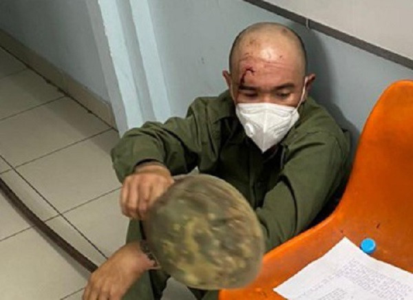  Nghi phạm tông xe vào cảnh sát ở TP.HCM. Công an quận 7 (TP.HCM) đang tạm giữ Kha Chuẩn Đức (39 tuổi, quận 5) về hành vi Chống người thi hành công vụ. Rạng sáng 21/8, Đức đi xe máy trên đường Nguyễn Thị Thập, đến chốt COVID-19 cầu Him Lam (phường Tân Hưng, quận 7) bị tổ công tác chặn lại để kiểm tra. Đức không chấp hành mà tăng ga rồi bỏ chạy đến giao lộ Nguyễn Thị Thập - Hoàng Trọng Mậu. Khi tổ công tác yêu cầu dừng xe, Đức đã nhấn ga, tông vào một cảnh sát cơ động.