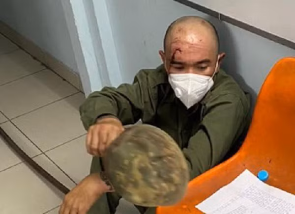  Nghi phạm tông xe vào cảnh sát ở TP.HCM. Công an quận 7 (TP.HCM) đang tạm giữ Kha Chuẩn Đức (39 tuổi, quận 5) về hành vi Chống người thi hành công vụ. Rạng sáng 21/8, Đức đi xe máy trên đường Nguyễn Thị Thập, đến chốt COVID-19 cầu Him Lam (phường Tân Hưng, quận 7) bị tổ công tác chặn lại để kiểm tra. Đức không chấp hành mà tăng ga rồi bỏ chạy đến giao lộ Nguyễn Thị Thập - Hoàng Trọng Mậu. Khi tổ công tác yêu cầu dừng xe, Đức đã nhấn ga, tông vào một cảnh sát cơ động.