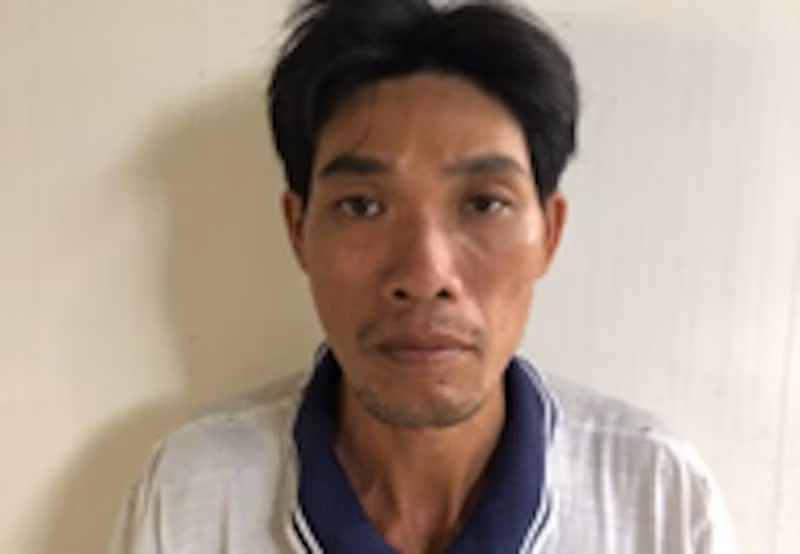  Con rể chốt cửa phóng hỏa định giết 8 người gia đình vợ. Ngày 22/8, Công an tỉnh Trà Vinh đang tạm giữ Võ Phong Phú (SN 1971, xã Hiệp Mỹ Đông, huyện Cầu Ngang) về hành vi giết người. Rạng sáng ngày 17/8, do nghi ngờ vợ có người đàn ông khác, lại bực tức vì cha vợ thường chửi đuổi, Phú đã mua 10 lít xăng rồi đến nhà cha vợ ở xã Thạnh Hòa Sơn, cột cửa, đổ xăng đốt. May mắn 8 người trong gia đình đã kịp tông cửa, thoát nạn. Sau sự việc 2 ngày, Phú đã đến cơ quan công an đầu thú.