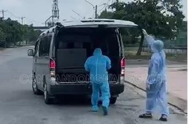  Nghi phạm trộm tài sản bị nhiễm COVID-19 trốn khỏi khu cách ly. Công an TP Biên Hòa (Đồng Nai) vừa bắt giữ Nguyễn Tấn Phát (SN 1999) - trường hợp nhiễm COVID-19 trốn khỏi nơi cách ly. Khoảng 7h sáng 17/8, Phát được điều trị cách ly tại Trường Cao đẳng nghề Đồng Nai đã bỏ trốn khỏi khu cách ly. Công an thành phố Biên Hòa đã huy động các lực lượng và bắt được đối tượng khi đang lẩn trốn tại phường An Bình.Quá trình bỏ trốn, Phát chưa từng tiếp xúc với ai. 