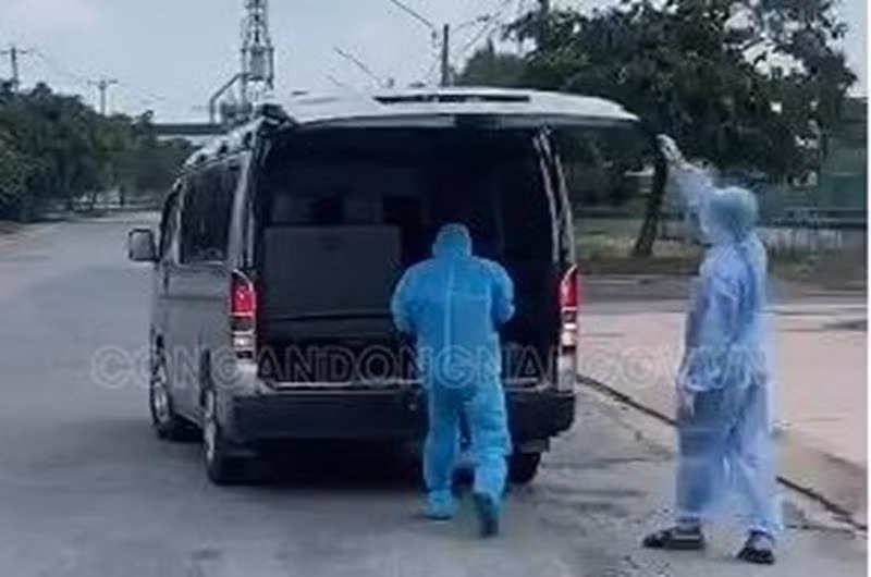  Nghi phạm trộm tài sản bị nhiễm COVID-19 trốn khỏi khu cách ly. Công an TP Biên Hòa (Đồng Nai) vừa bắt giữ Nguyễn Tấn Phát (SN 1999) - trường hợp nhiễm COVID-19 trốn khỏi nơi cách ly. Khoảng 7h sáng 17/8, Phát được điều trị cách ly tại Trường Cao đẳng nghề Đồng Nai đã bỏ trốn khỏi khu cách ly. Công an thành phố Biên Hòa đã huy động các lực lượng và bắt được đối tượng khi đang lẩn trốn tại phường An Bình.Quá trình bỏ trốn, Phát chưa từng tiếp xúc với ai. 