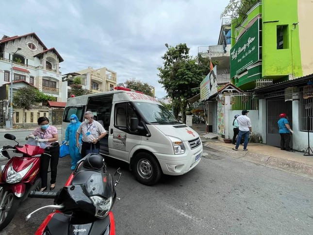 Các bác sĩ và nhân viên y tế của quận Tân Phú đến các nhà có các cụ lớn tuổi để khám và tiêm vắc xin moderna cho người dân.