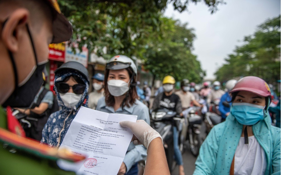 Ban “giay di duong” thong chot kiem dich: Chu tiem cam do vi pham gi?