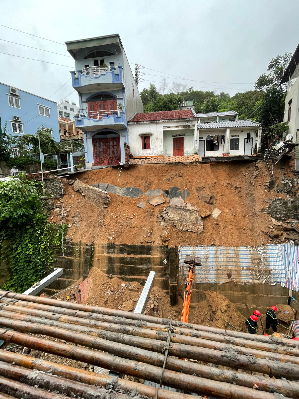 Đối với 3 hộ dân phía trên bờ kè, thành phố cũng đã di dời kịp thời để đảm bảo an toàn. 