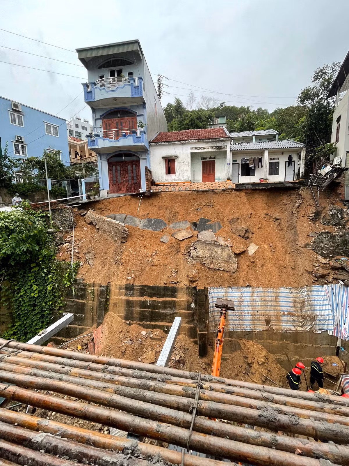 Đối với 3 hộ dân phía trên bờ kè, thành phố cũng đã di dời kịp thời để đảm bảo an toàn. 