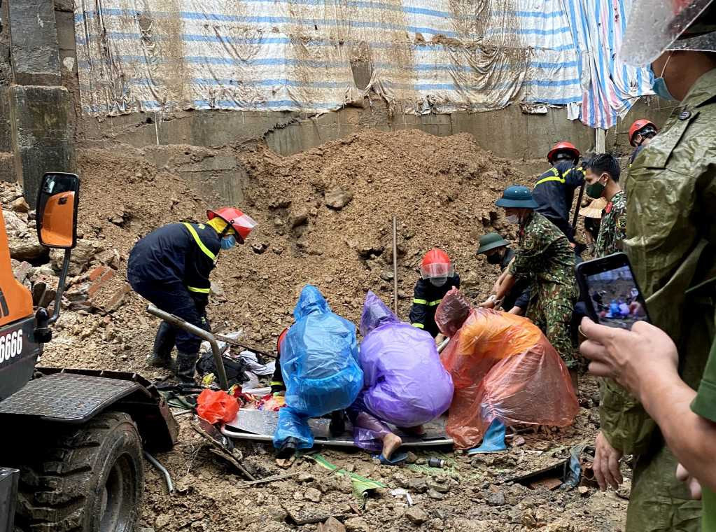 Bước đầu TP Hạ Long hỗ trợ mỗi người chết 10 triệu đồng, phường Bãi Cháy hỗ trợ 3 triệu đồng/người. Thành phố cũng chỉ đạo Trung tâm Y tế thành phố lấy mẫu xét nghiệm COVID-19 đối với các nạn nhân.