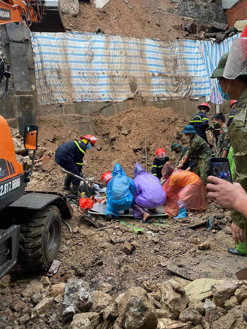 Tại hiện trường, hàng chục mét khối đất đá, khối bê tông, vật liệu xây dựng đổ xuống làm sập ngôi nhà cấp 4 dưới chân kè.