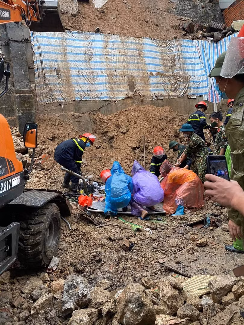 Tại hiện trường, hàng chục mét khối đất đá, khối bê tông, vật liệu xây dựng đổ xuống làm sập ngôi nhà cấp 4 dưới chân kè.