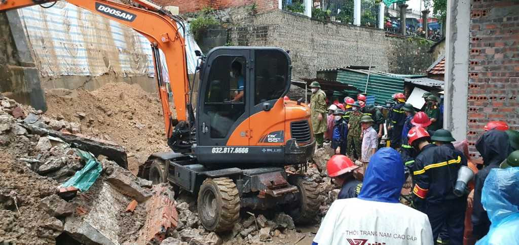 Toàn bộ người bị nạn là công nhân xây dựng, sinh sống tạm thời trong lán dựng tạm ngay bên dưới chân kè. Thời điểm xảy ra sạt lở, trong lán có 6 người, 2 người kịp thời chạy thoát ra ngoài, 4 người đang ngủ bị đất đá vùi lấp, không kịp chạy thoát. 