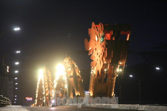 Theo ghi nhận, sau 18h, đường phố Đà Nẵng khá vắng vẻ. Chủ yếu là người đi làm về.