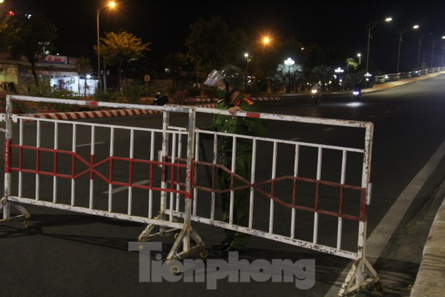 Lực lượng chức năng kéo barie lập chốt tại đầu cầu Rồng (quận Sơn Trà).