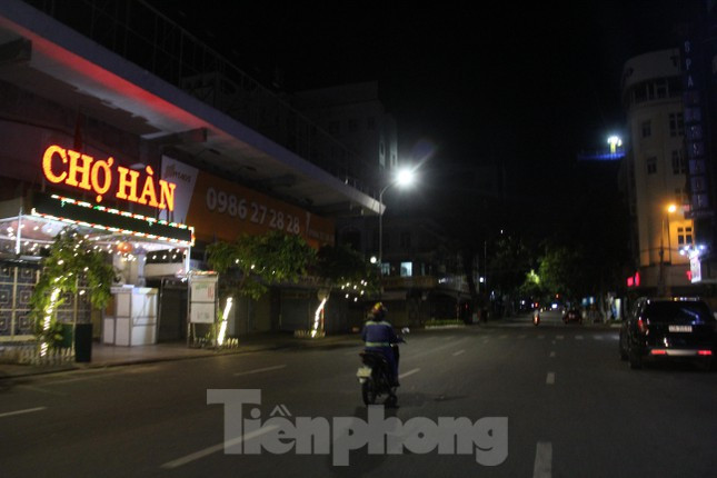 Đường Trần Phú đoạn qua chợ Hàn lác đác bóng người.