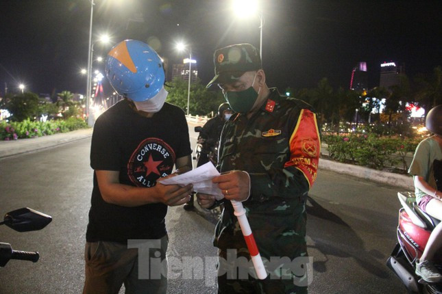 Nhiều người vừa tan ca làm, chưa biết được chỉ thị mới của thành phố được lực lượng chức năng hướng dẫn, nhắc nhở bổ sung giấy tờ theo quy định để được lưu thông.