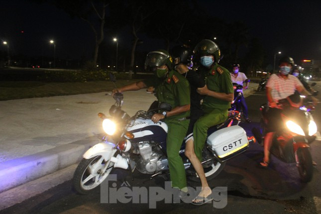 Trong khi tuần tra kiểm soát và đảm bảo các biện pháp phòng chống dịch, Tổ C2, lực lượng 911 của Công an TP Đà Nẵng bắt được một số đối tượng mua bán ma túy.