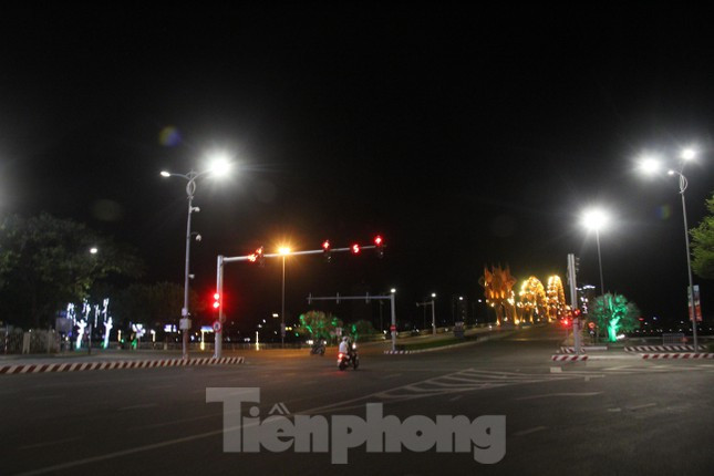 Mọi người dân không được ra khỏi nhà. Chỉ được phép ra khỏi nhà trong những trường hợp đi mua lương thực, thực phẩm; cấp cứu, khám chữa bệnh, xét nghiệm SARS-CoV-2…; làm việc tại công sở, tác nghiệp báo chí; làm việc tại các cơ sở kinh doanh, dịch vụ được phép hoạt động; điều khiển phương tiện vận chuyển hàng hóa thiết yếu; thực hiện nhiệm vụ vệ sinh môi trường, xử lý sự cố điện, nước, hệ thống hạ tầng kỹ thuật thông tin, phòng chống dịch.