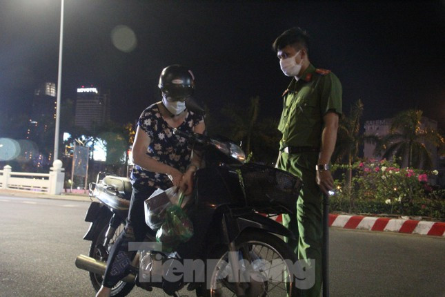Lực lượng chức năng tại các chốt cho hay trong đêm đầu tiên sẽ nhắc nhở và khuyến cáo người dân không ra đường chứ chưa tiến hành xử phạt.