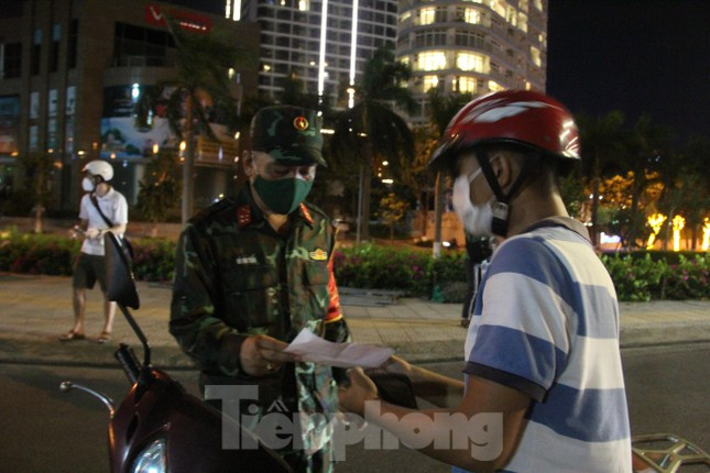 Những trường hợp trên khi ra ngoài cần có giấy đi đường , thẻ nhà báo, thẻ đi chợ kèm theo giấy tờ tùy thân. Đồng thời thực hiện đầy đủ các biện pháp phòng chống dịch.