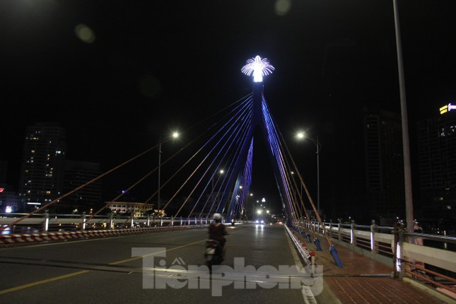 Theo Chỉ thị mới, kể từ 18h ngày 31/7, Đà Nẵng thực hiện cách ly toàn xã hội theo nguyên tắc gia đình cách ly với gia đình; tổ dân phố cách ly với tổ dân phố; thôn cách ly với thôn; xã, phường cách ly với xã, phường; quận, huyện cách ly với quận, huyện.