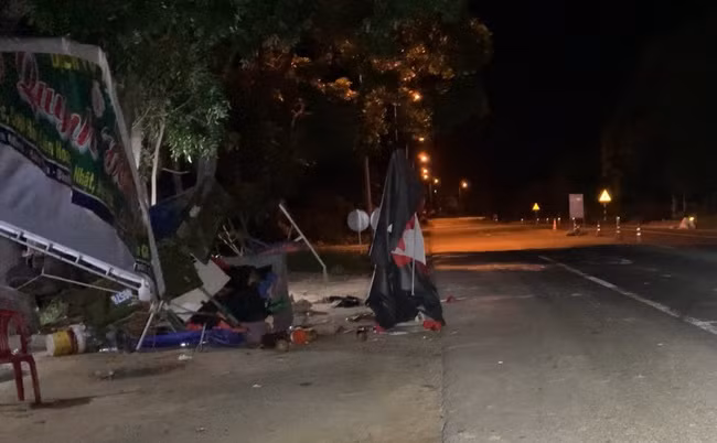  Cháu bé 15 tuổi tử nạn khi về quê tránh dịch bằng xe ba gác. Chiều 1/8, Công an huyện Hàm Tân (Bình Thuận) cho biết, các cơ quan chức năng đã khám nghiệm hiện trường để điều tra vụ tai nan làm cháu Trương Xuân Thịnh (15 tuổi, quê Nghệ An) tử vong. Thịnh cùng cha mẹ và 2 em đi xe ba gác từ Đồng Nai về Nghệ An. 23h ngày 31/7, khi gia đình đang khai báo tại chốt kiểm dịch giáp ranh Bình Thuận, Đồng Nai, một chiếc xe tải lao vào chốt khiến cháu Thịnh tử vong. 6 người bị thương gồm 4 người thân của Thịnh và 2 CSGT.