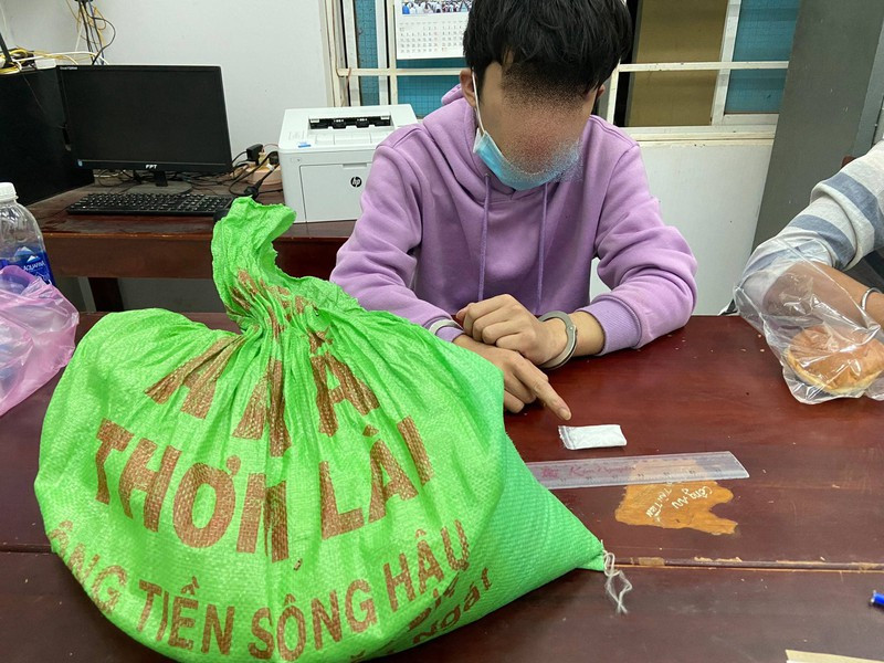  Giấu cả ma túy trong lương thực thiết yếu để thông chốt. Ngày 1/8, Cơ quan Cảnh sát điều tra Công an thị xã La Gi (Bình Thuận) cho biết, khoảng 17h15 ngày 31/7, khi làm nhiệm vụ tại chốt kiểm soasrt dịch bệnh đường Hùng Vương, xã Tân Tiến, công an xã đã phát hiện 2 thanh niên Trần Hữu K và Lâm Văn T, trú tại xã Tân Tiến có biểu hiện nghi vấn. Khi kiểm tra phát hiện trong bao gạo có bịch ny lon mà trắng đen nghi ma túy. Tại cơ quan công an, K. khai nhận là ma túy đá mua về để sử dụng, việc bao gạo mang theo là chở “lương thực thiết yếu” để “thông chốt” an toàn không bị kiểm tra. Nguồn: PLO