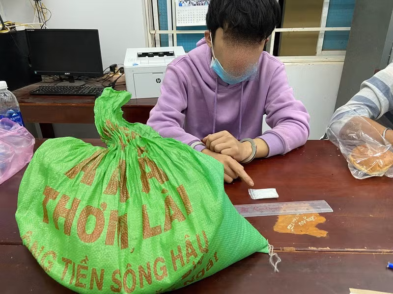  Giấu cả ma túy trong lương thực thiết yếu để thông chốt. Ngày 1/8, Cơ quan Cảnh sát điều tra Công an thị xã La Gi (Bình Thuận) cho biết, khoảng 17h15 ngày 31/7, khi làm nhiệm vụ tại chốt kiểm soasrt dịch bệnh đường Hùng Vương, xã Tân Tiến, công an xã đã phát hiện 2 thanh niên Trần Hữu K và Lâm Văn T, trú tại xã Tân Tiến có biểu hiện nghi vấn. Khi kiểm tra phát hiện trong bao gạo có bịch ny lon mà trắng đen nghi ma túy. Tại cơ quan công an, K. khai nhận là ma túy đá mua về để sử dụng, việc bao gạo mang theo là chở “lương thực thiết yếu” để “thông chốt” an toàn không bị kiểm tra. Nguồn: PLO