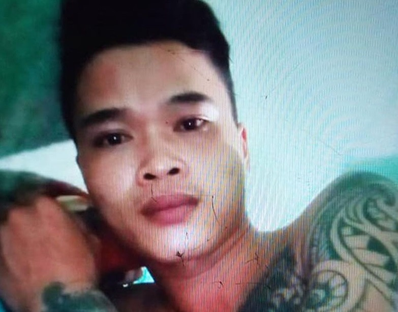  Nghi phạm sát hại mẹ ruột rồi bỏ trốn. Công an huyện Sơn Bình (Quảng Ngãi) đang truy tìm Lê Văn Hải (sinh năm 1998, trú tại thôn Tây Phước 1, xã Bình An, huyện Bình Sơn) do có liên quan đến vụ án mạng khiến bà Lý Thị Lệ Th.(SN 1966, mẹ của Hải) tử vong. Trước đó, tối 31/7, cảnh sát nhận được tin báo về việc bà Th. chết tại khu vực chuồng bò của gia đình. Quá trình điều tra, Công an huyện Bình Sơn xác định Hải liên quan vụ án mạng trên. Nguồn: PLO